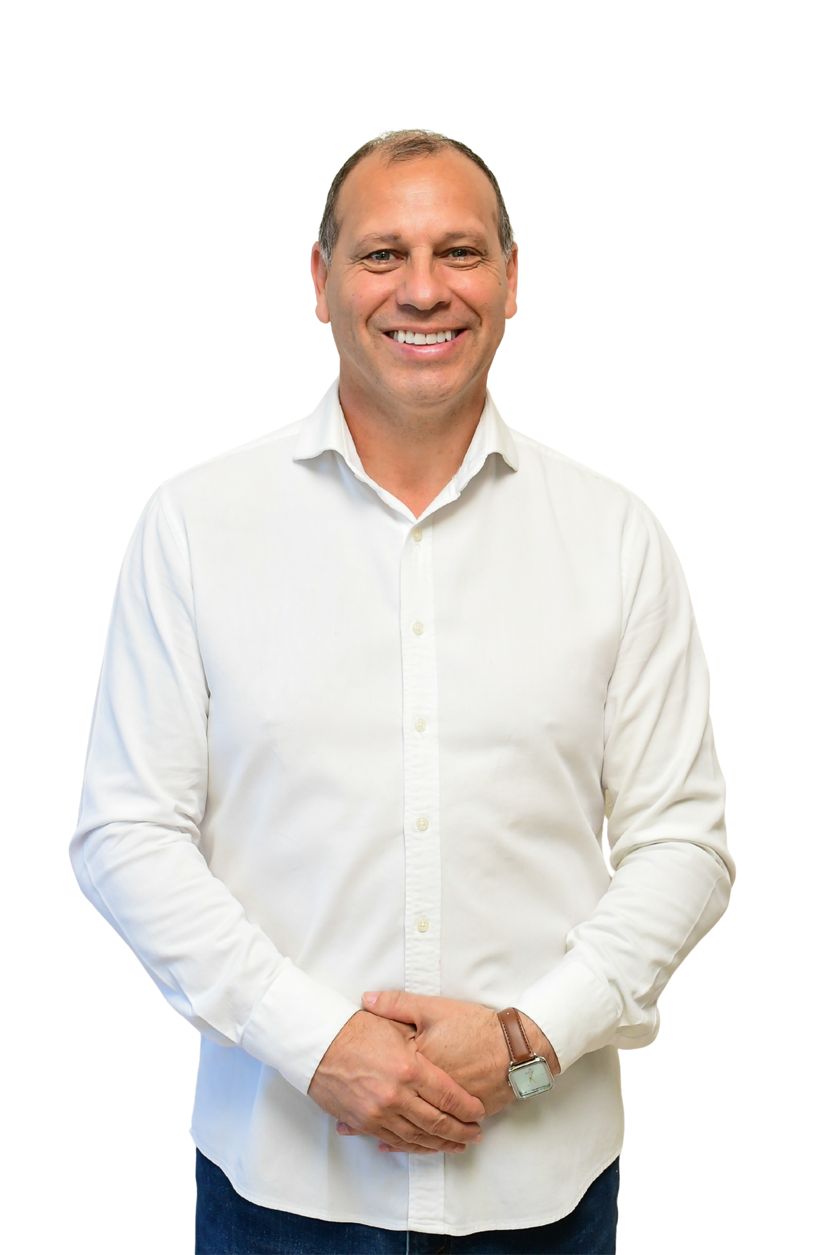 Marcio Freitas sorrindo, vestindo camisa branca